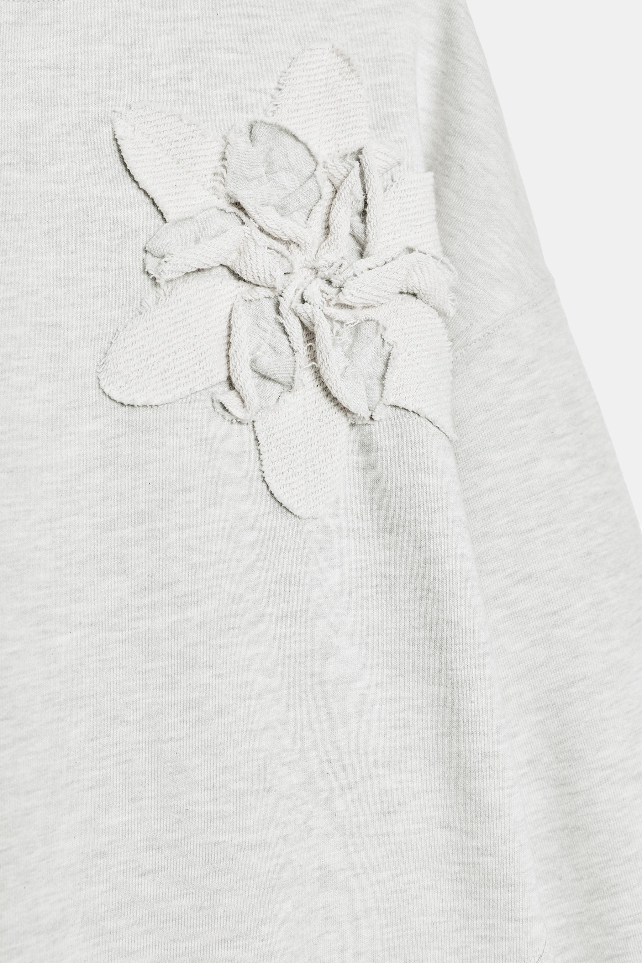 FLORAL APPLIQUE SWEATSHIRT